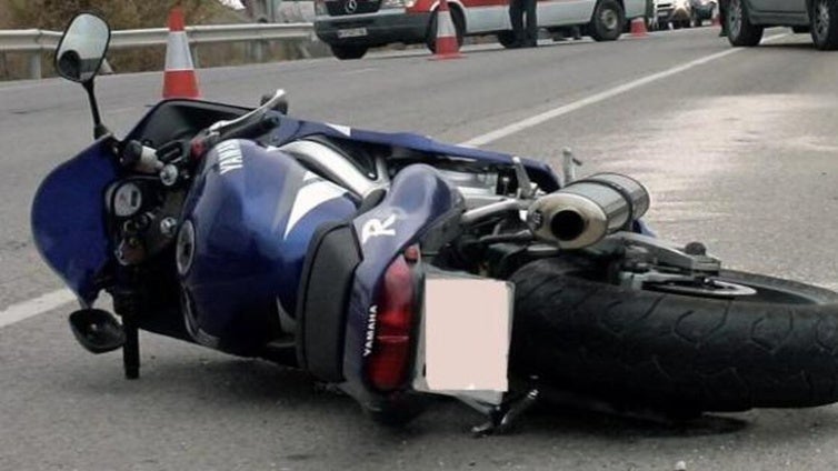 Muere al chocar con su moto contra un turismo en una carretera cercana a Granada