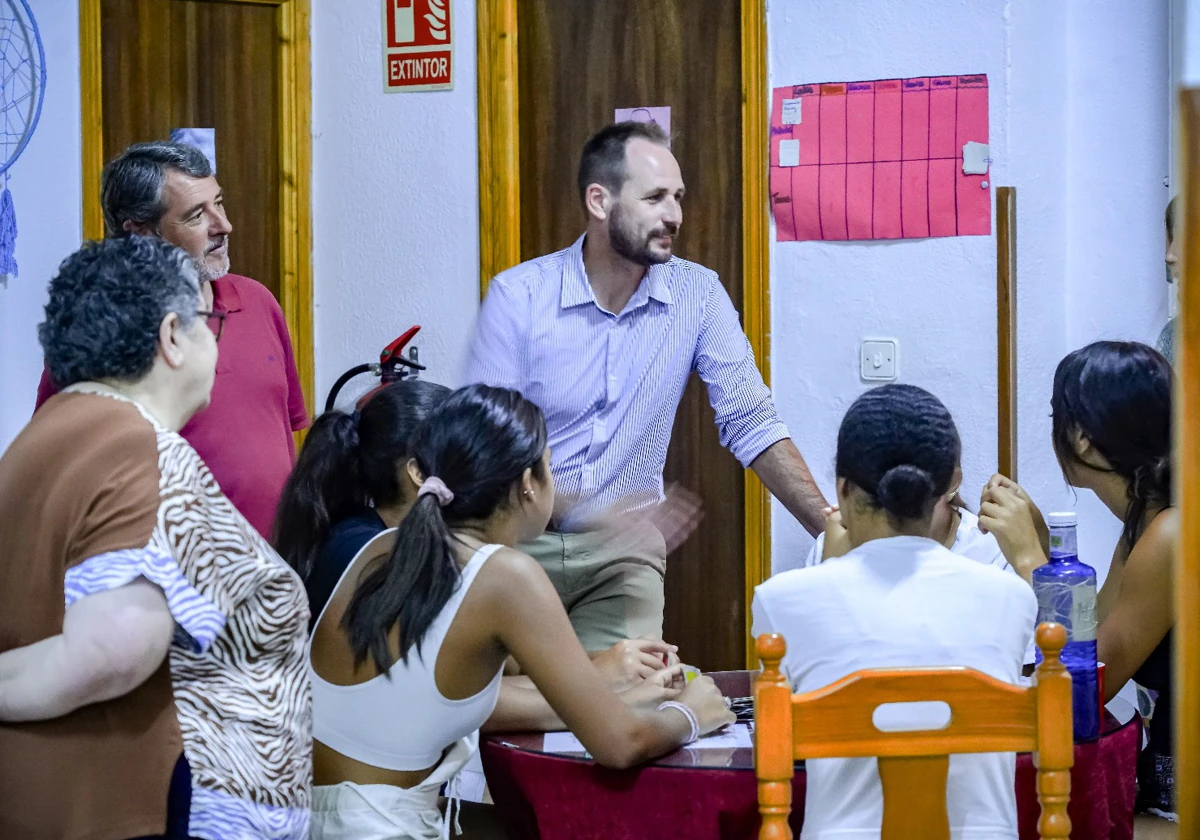 Francisco Mora y Ramón Rodríguez, en un centro para chicas menores migrantes que han llegado solas