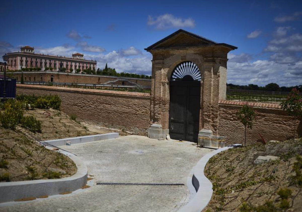 Al fondo, el palacio del infante Don Luis, en un entorno natural