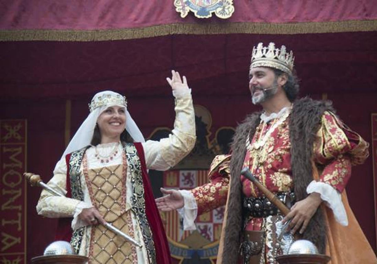 Voluntarios interpretando a los Reyes Católicos durante la cabalgata histórica de 2018