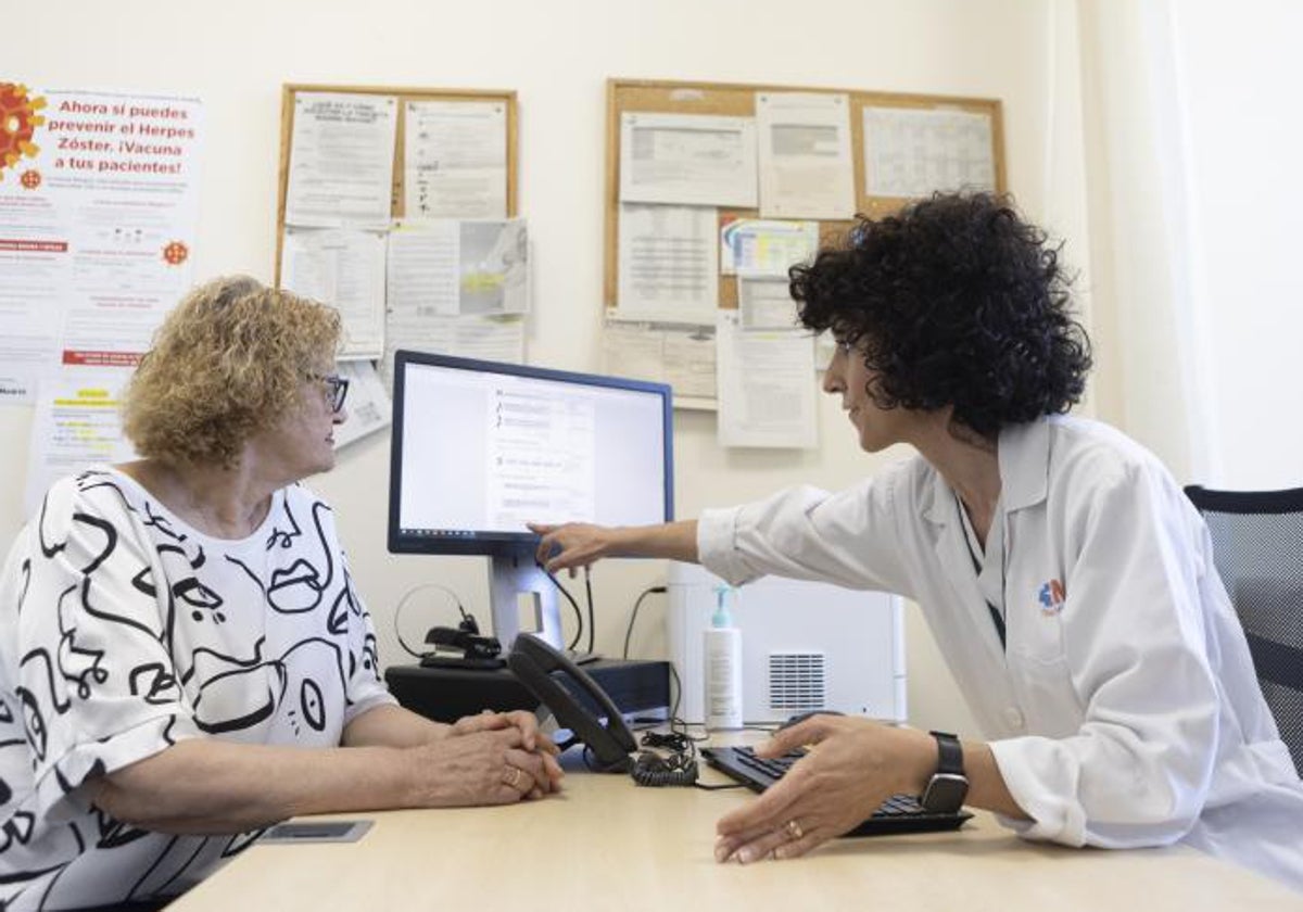 Una médico atienda a una paciente en un centro de salud madrileño
