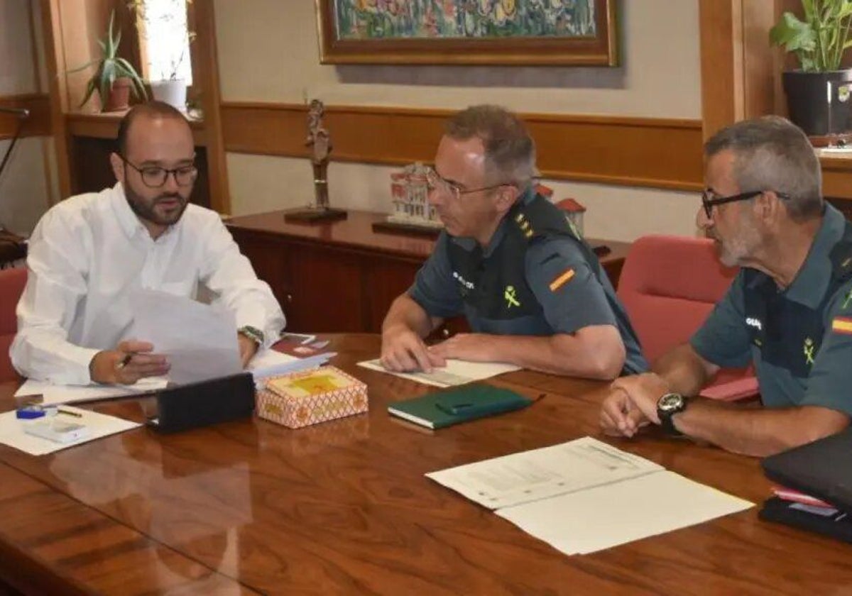 Fran Valera, acompañado del coronel Jesús Manuel Rodrigo y el comandante jefe de Personal, Agapito Cánovas