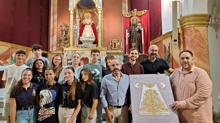 Jóvenes de la Merced, junto al hermano mayor y bordador, junto al diseño de la saya