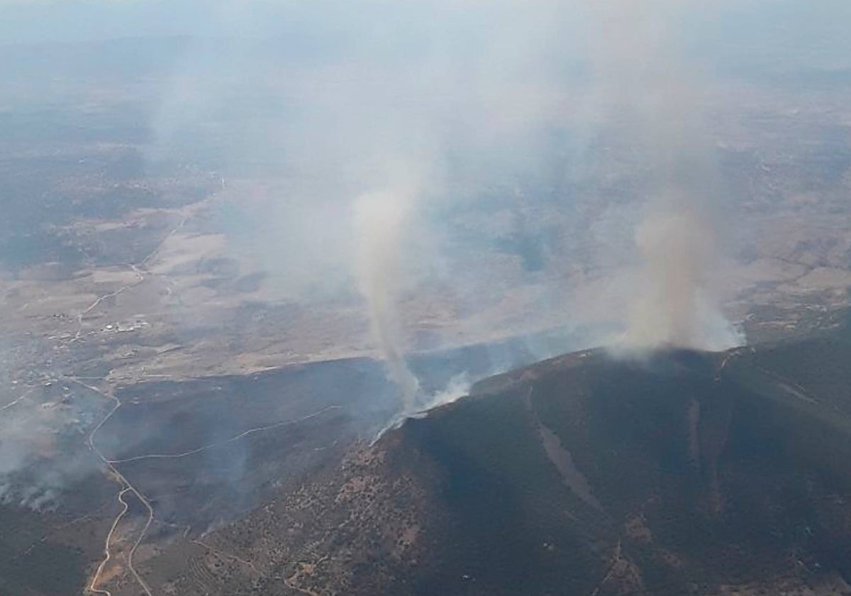 Dos grandes columnas de humo se divisan en esta imagen del incendio en La Estrella
