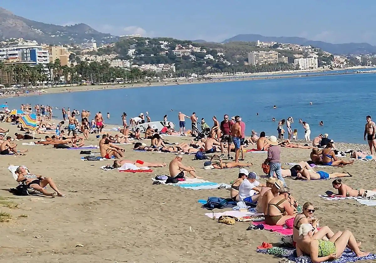 Bañistas en la playa de la Caleta de Málaga capital