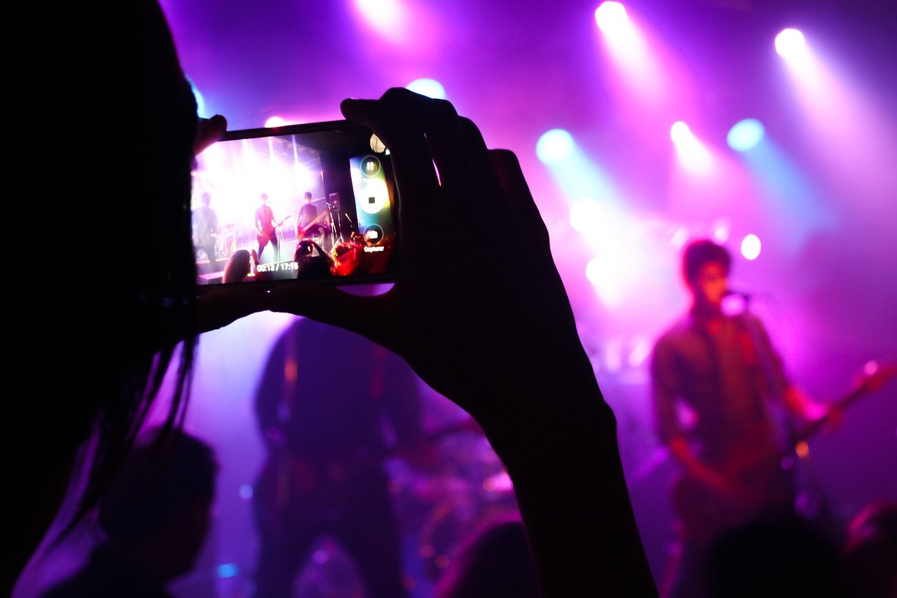 Una empresa, obligada a indemnizar o readmitir a un trabajador de baja que actuó en un concierto
