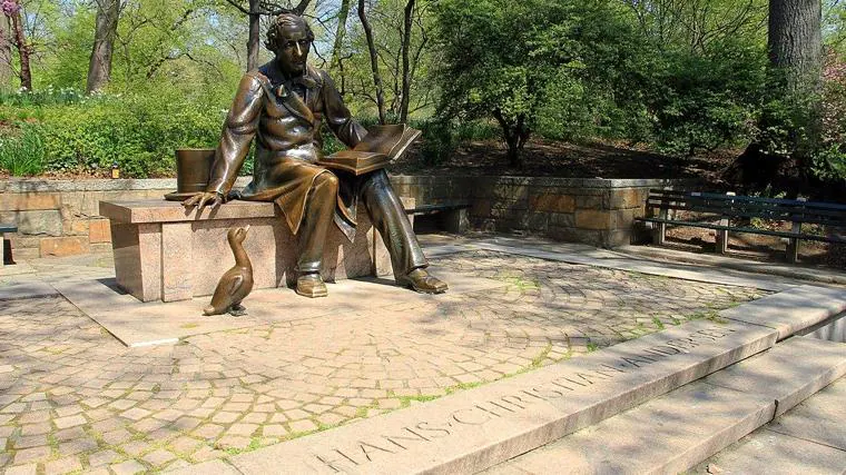 Estatua de Hans Christian Andersen y el patito feo en el Central Park de Nueva York