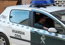 Un guardia civil fuera de servicio detiene al conductor de una caravana ebrio tras embestirle en su huida