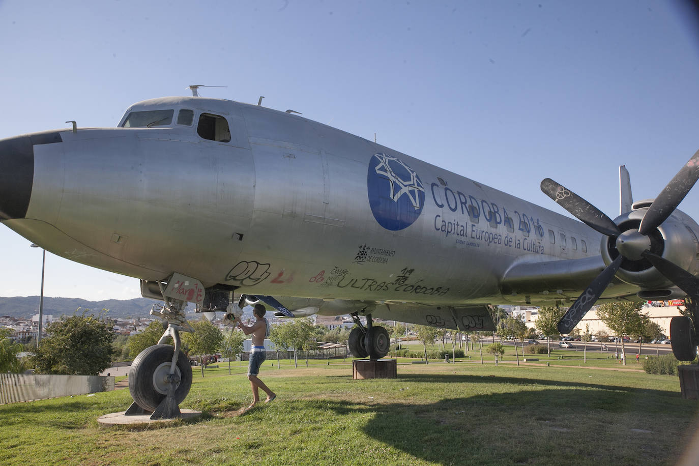 Fotos: el vuelo del avión cultural, de icono a objeto de vandalismo