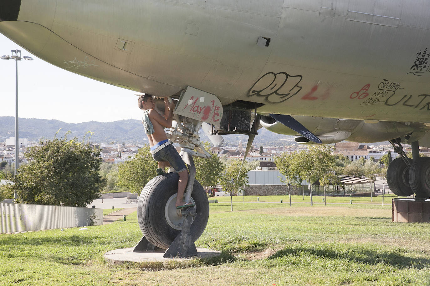 Fotos: el vuelo del avión cultural, de icono a objeto de vandalismo