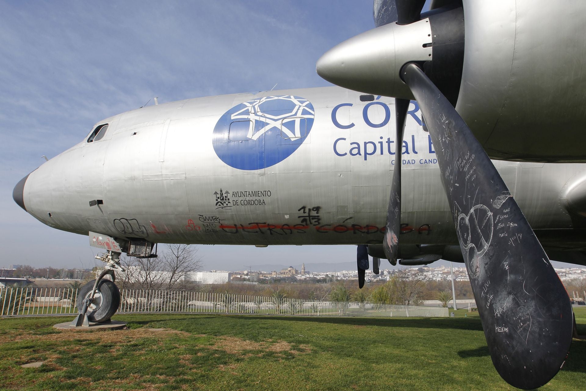 Fotos: el vuelo del avión cultural, de icono a objeto de vandalismo