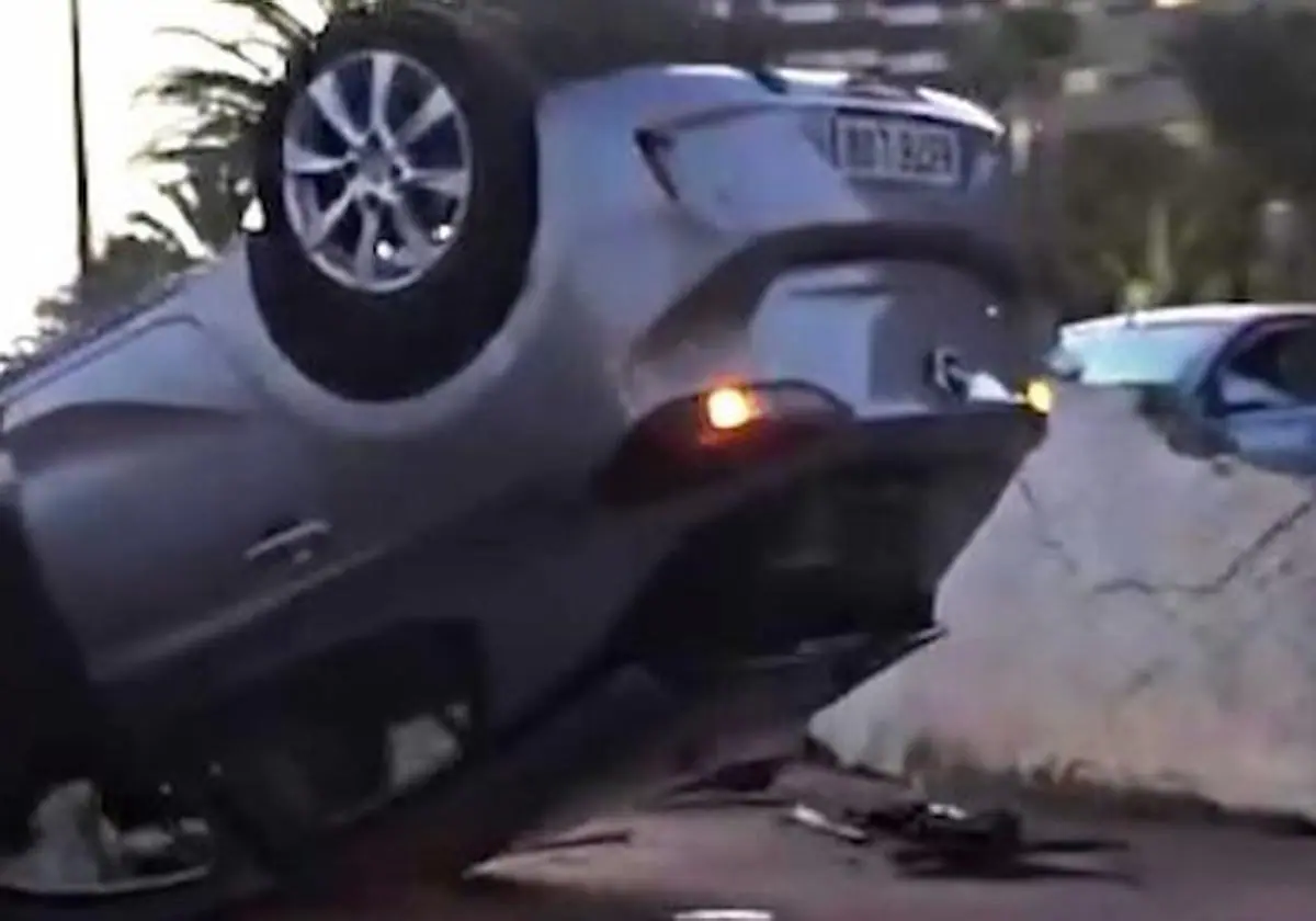 Coche del conductor contra el muro en la Playa del Inglés