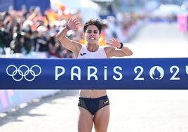 La cariñosa felicitación de Juanma Moreno a la marchadora María Pérez por su oro en París