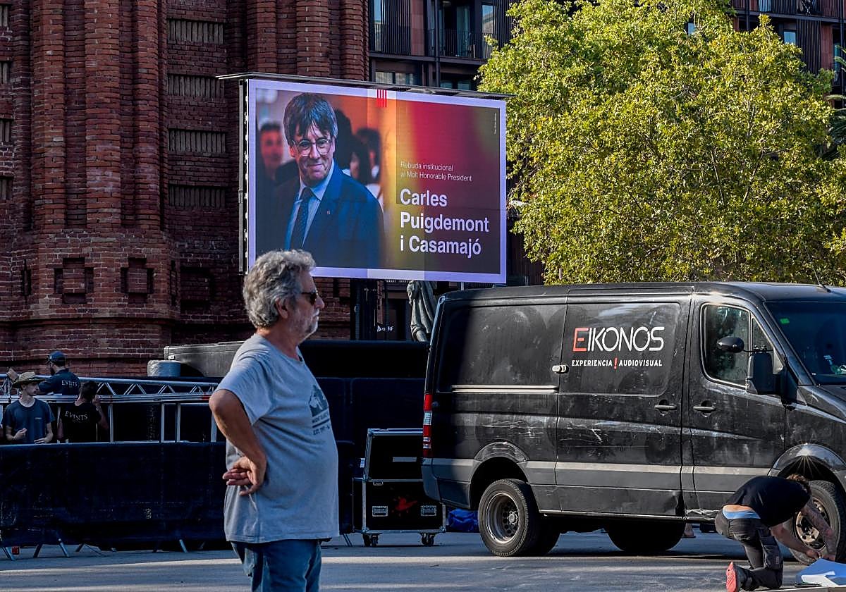 Preparativos en el Arco del Triunfo en Barcelona para la llegada de Carles Puigdemont