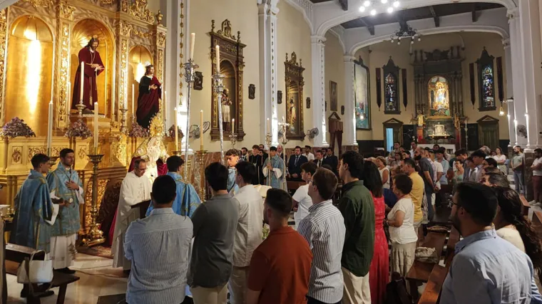 Numerosos devotos asisten a la misa de hermandad y de acción de gracias por el regreso de la Virgen