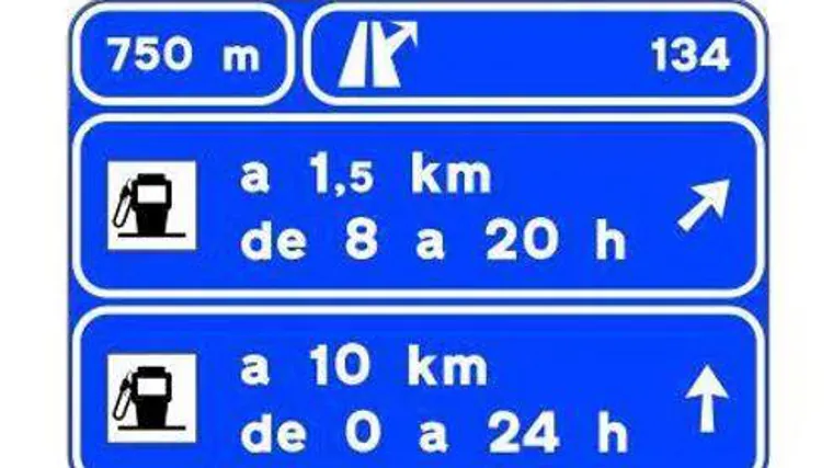 Señal que indica que la gasolinera no está inmediatamente junto a la autovía