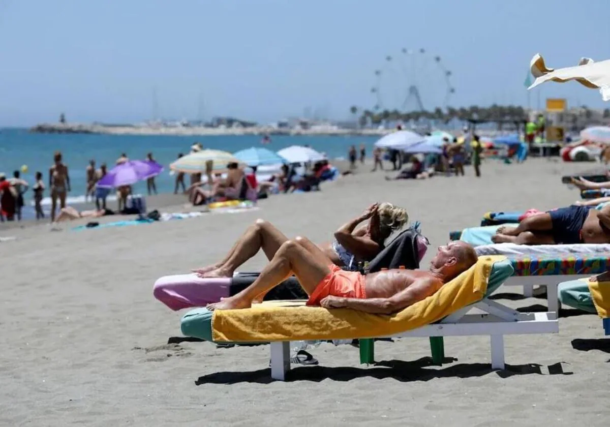 Turistas bronceándose en la Costa del Sol