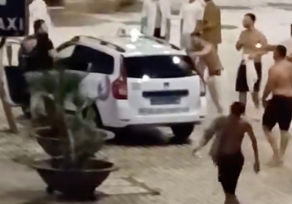 Momento en el que uno de los turistas zarandea el taxi