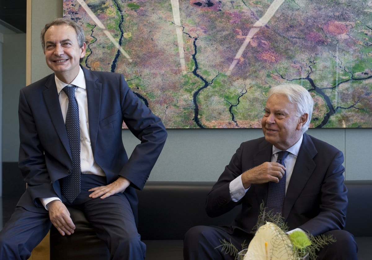 Los expresidentes José Luis Rodríguez Zapatero y Felipe González en 2017