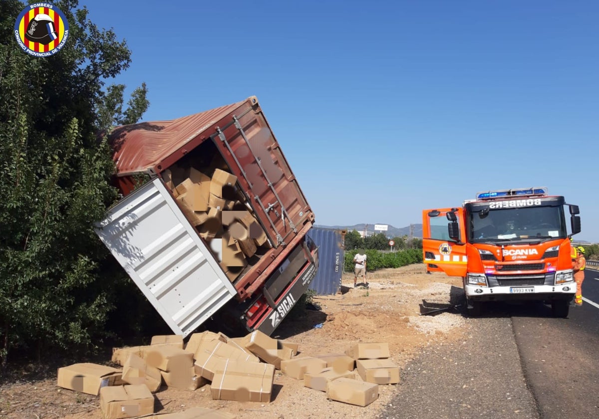 Uno de los camiones volcados, en Requena (Valencia)