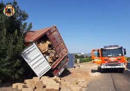 Colas kilométricas en la A-7 en tres puntos de Valencia por el vuelco de un camión y dos accidentes, uno múltiple