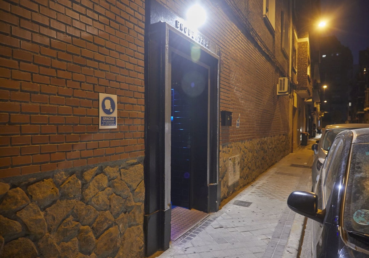 Entrada del club swinger Encuentros VIP, en la calle Vicente Caballero