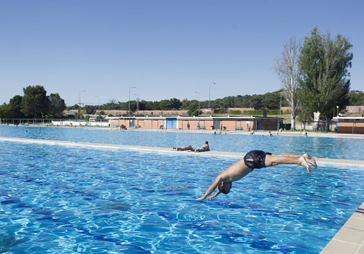 Bañistas en la piscina de Puerta de Hierro en foto de archivo