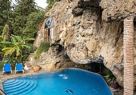 La impresionante casa que se esconde en una cueva de Málaga: 12 habitaciones y cascada por 4 millones de euros