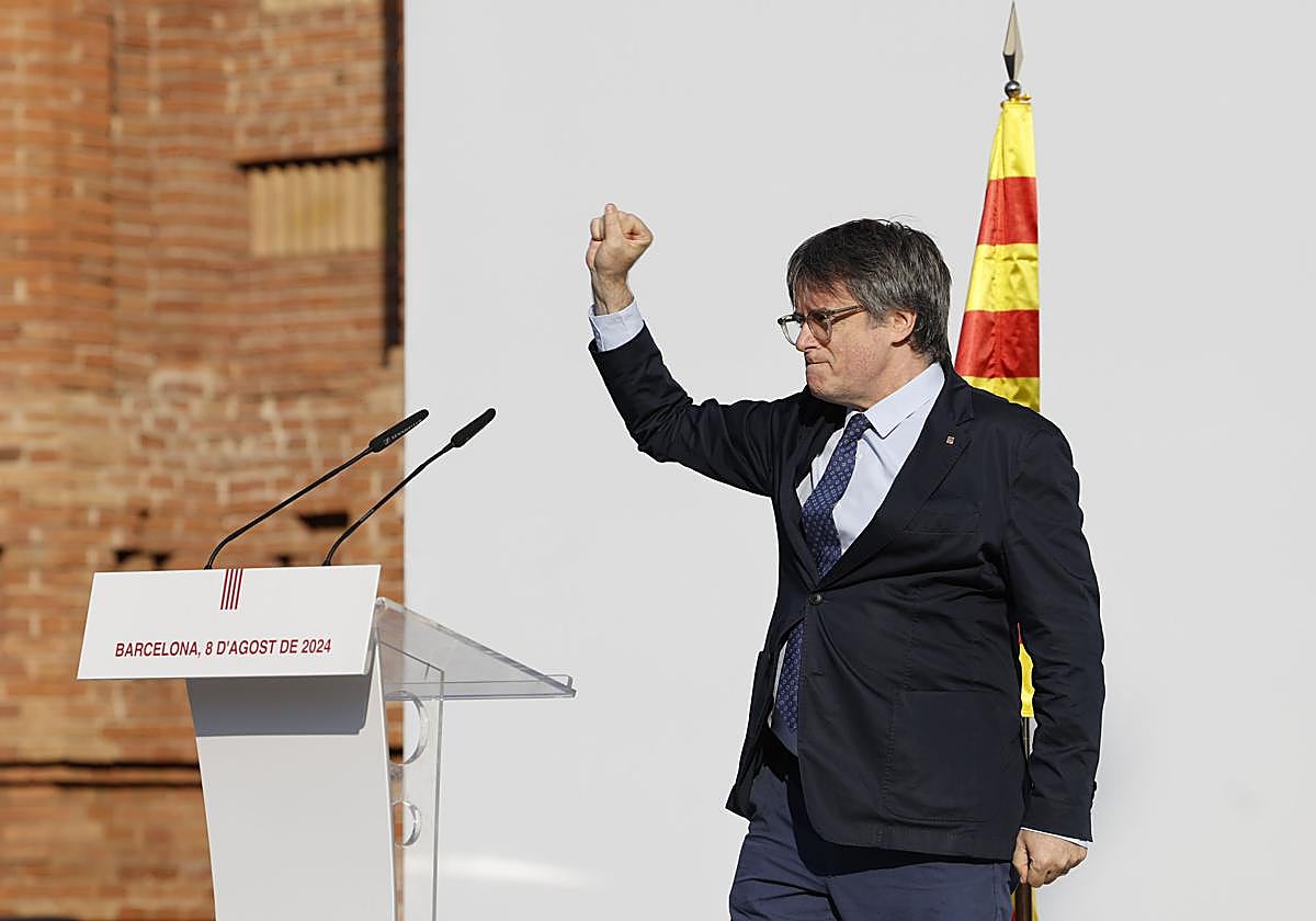 El expresidente catalán, Carles Puigdemont, a su llegada al acto de bienvenida.