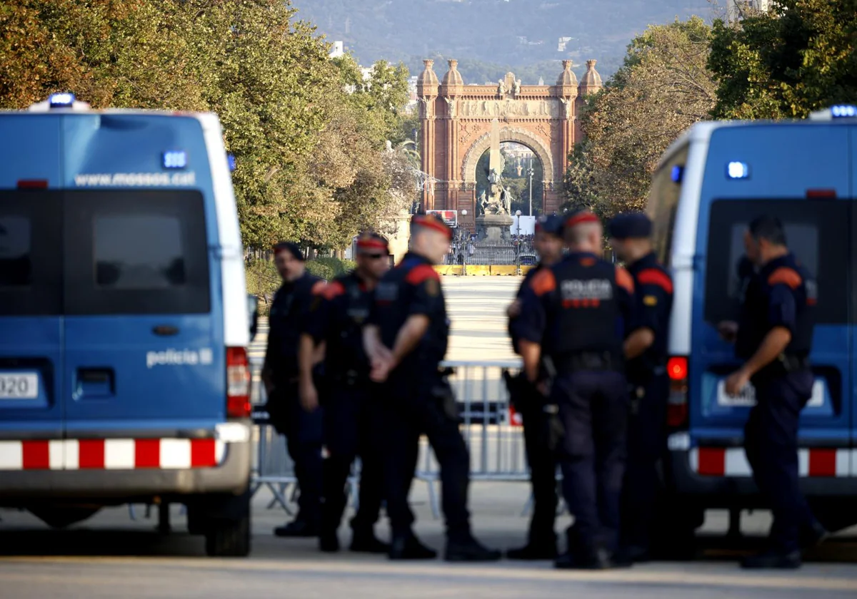 Dispositivo policial previo al debate de investidura en el Parlament de Cataluña