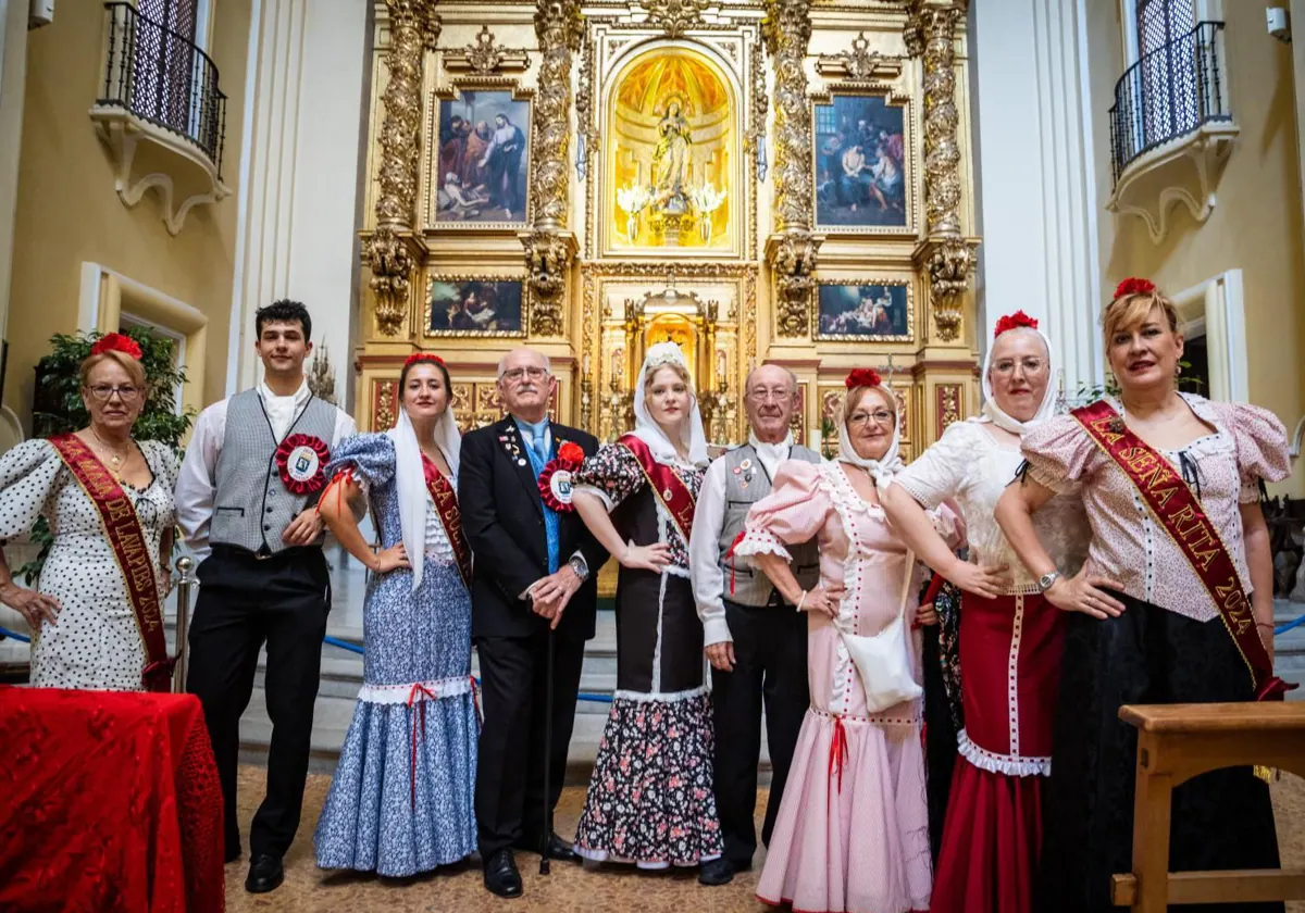 Castizos de todas las edades delante del altar de la iglesia de san Cayetano, en Embajadores