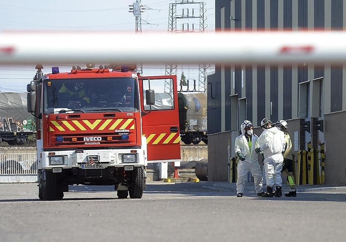 Imagen de archivo de operarios en una factoría burgalesa tras un accidente laboral