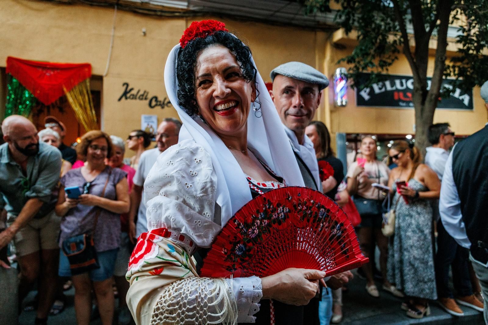 Dos castizos en las inmediaciones de la iglesia de san Cayetano
