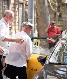 Imagen secundaria 2 - Gonzalo Boye se mostró inquieto de principio a fin. Una vez el 'expresident' se fugó, estuvo todo el rato pendiente del móvil y de los helicópteros que sobrevolaban el perímetro del 'Parlament' hasta que huyó en taxi 