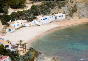 La cala de Alicante que parece sacada de las islas griegas: dónde está y cómo llegar