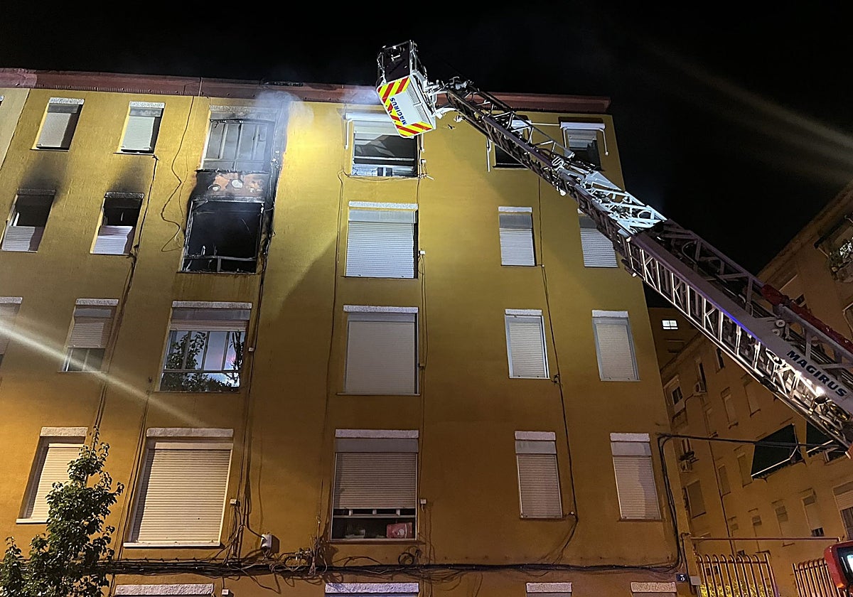 Efectivos de Bomberos extinguiendo el fuego de Ciudad Lineal