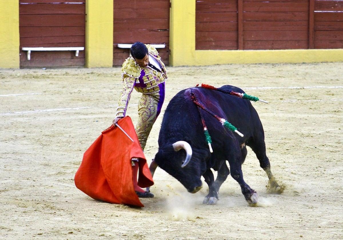 Emilio de Justo, encajado, toreando con la derecha