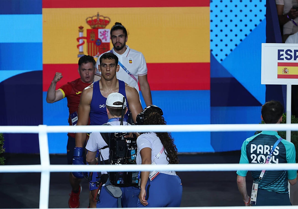 Ayoub Ghadfa, saliendo al ring para medirse en la final olímpica con Jalolov