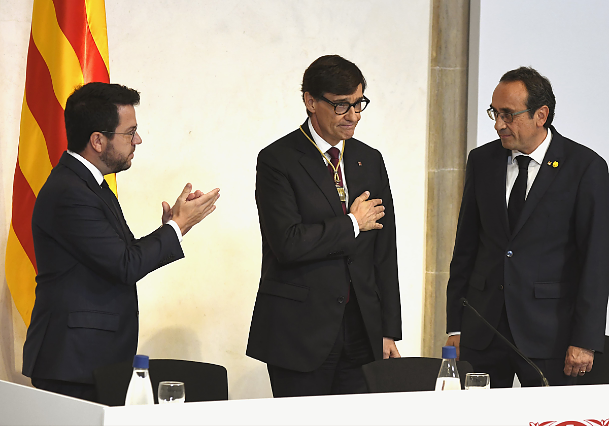 Salvador Illa, tras prometer el cargo de Presidente de la Generalitat, entre Pere Aragonès y Josep Rull