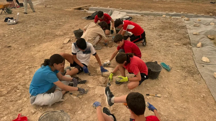 Jóvenes estudiantes de institutos de Secundaria de Cuenca, en la campaña arqueológica de este verano en Noheda