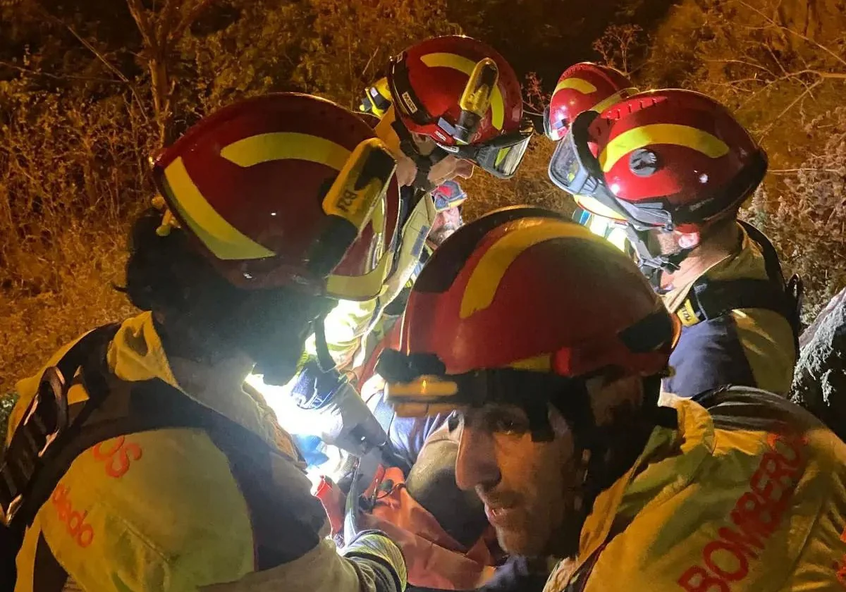 Los bomberos durante el rescate de un escalador en la zona del Cerro del Bú