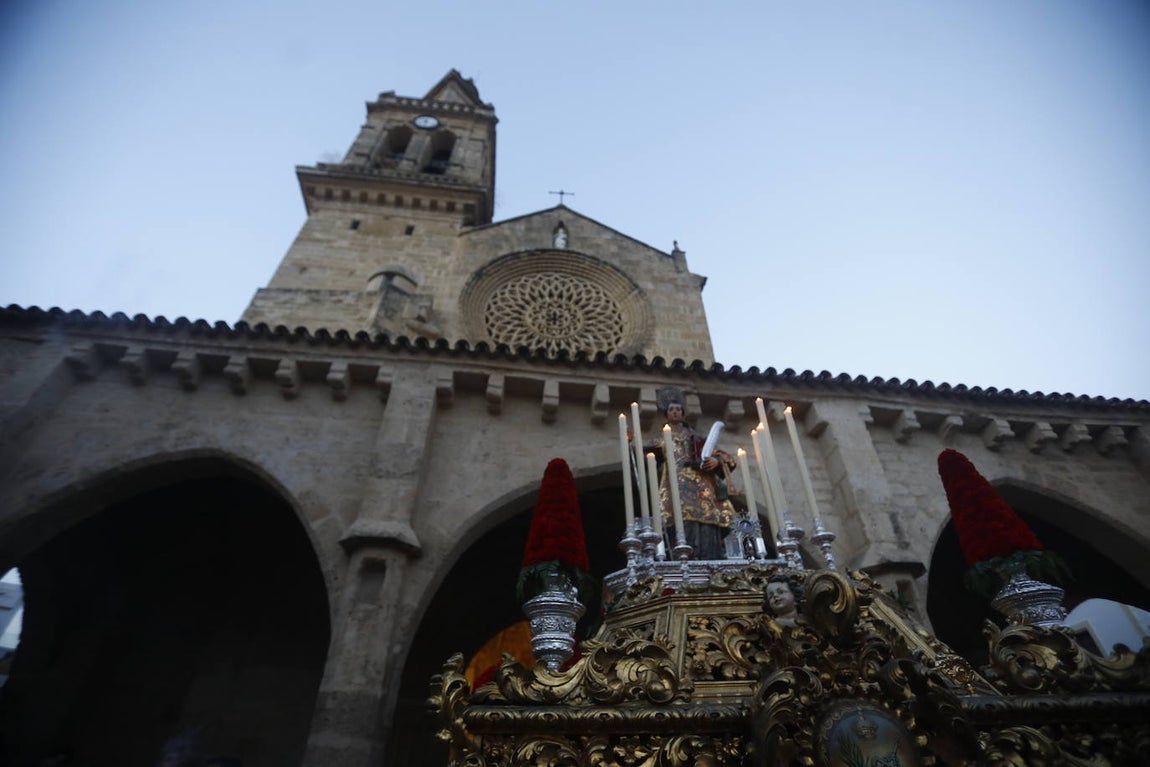 Fotos: La elegante procesión de San Lorenzo por las calles de su barrio en Córdoba