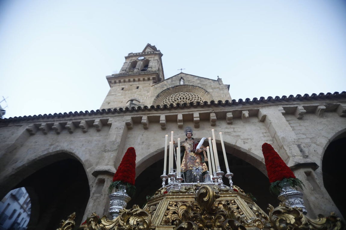 Fotos: La elegante procesión de San Lorenzo por las calles de su barrio en Córdoba