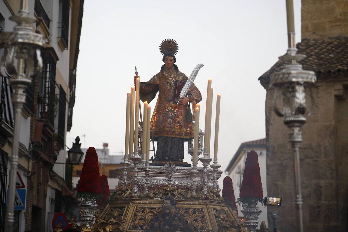 Fotos: La elegante procesión de San Lorenzo por las calles de su barrio en Córdoba
