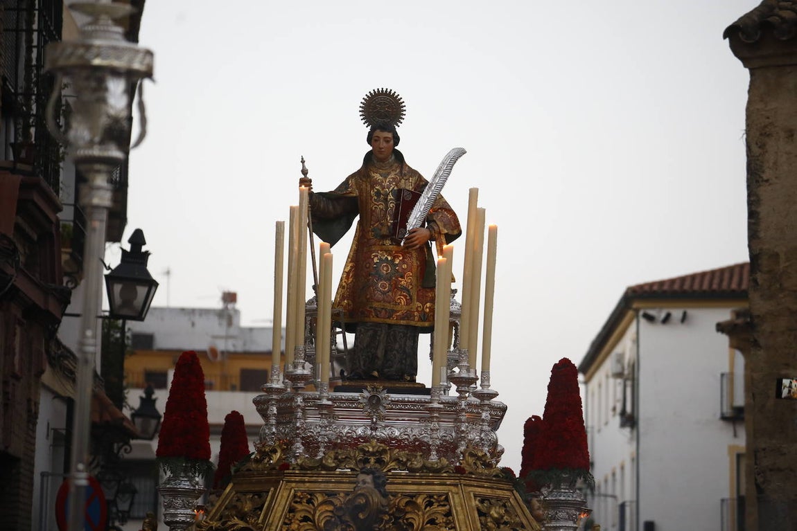Fotos: La elegante procesión de San Lorenzo por las calles de su barrio en Córdoba