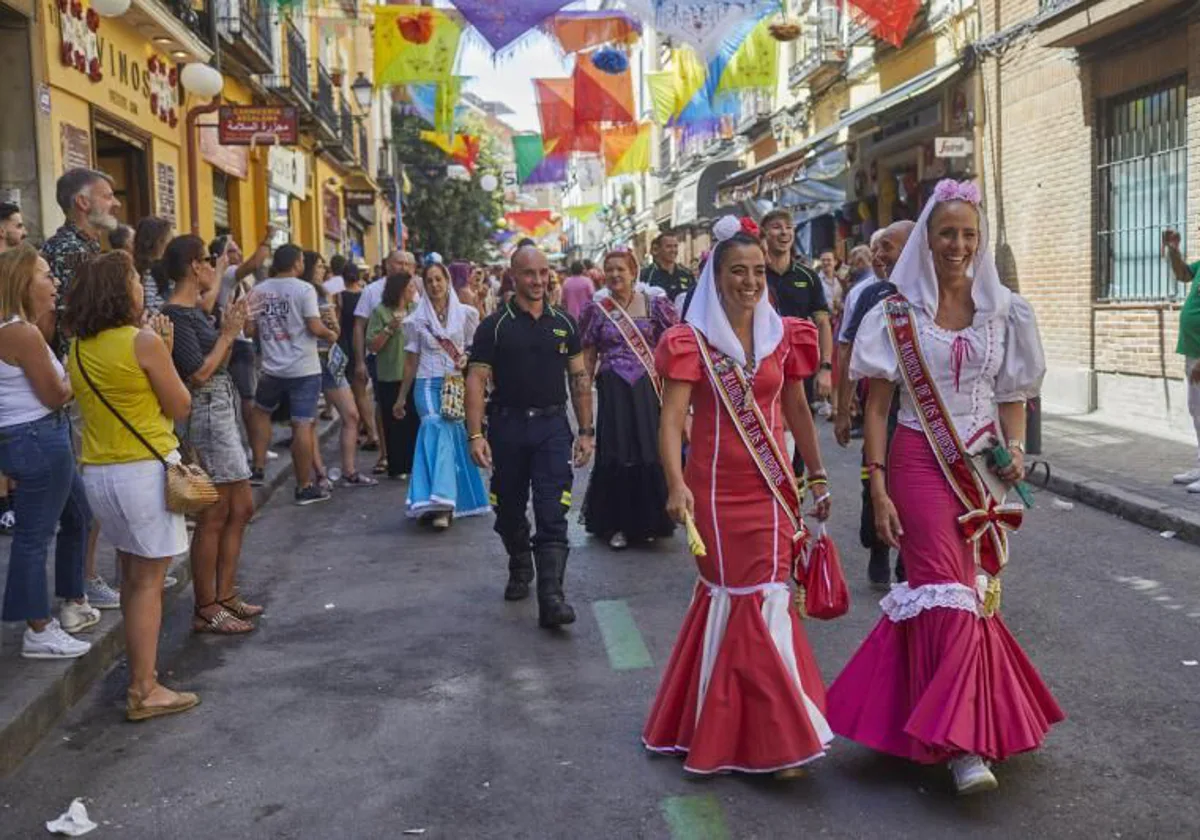 Ambiente festivo en La Latina por la festividad de La Paloma