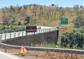 Fallece un motorista al caer por un puente en Albaladejo