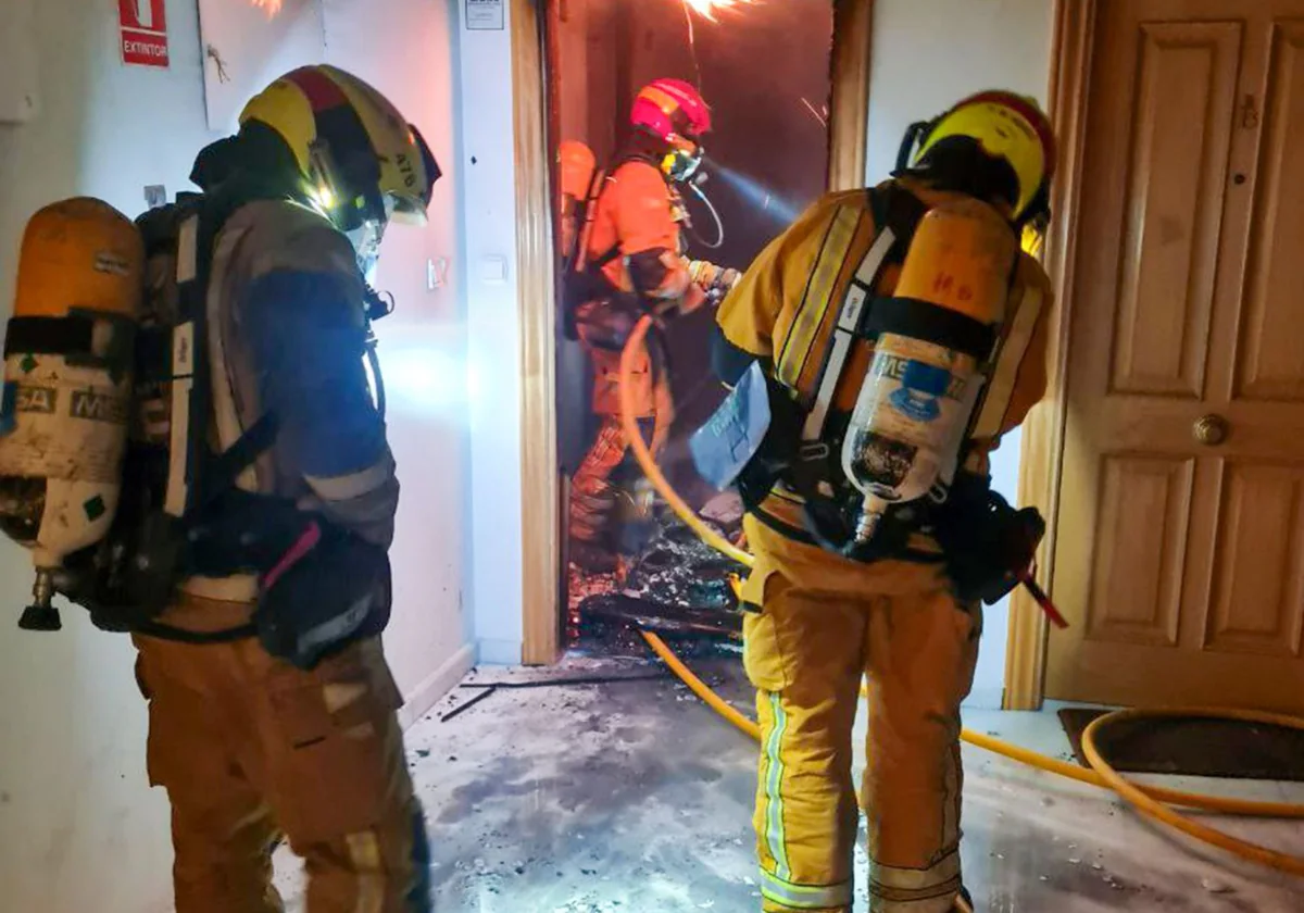 Imagen de archivo de la actuación de los bomberos en una vivienda