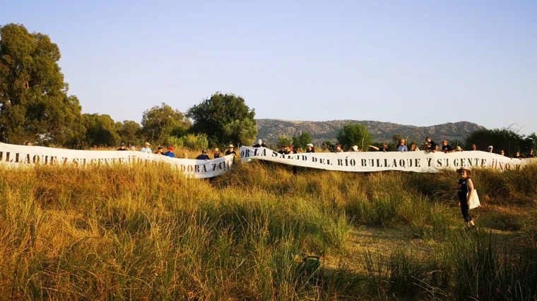 El río Bullaque recibe el &#039;Abrazo al Agua&#039; de más de 130 personas contra el proyecto de macrogranja de cerdos