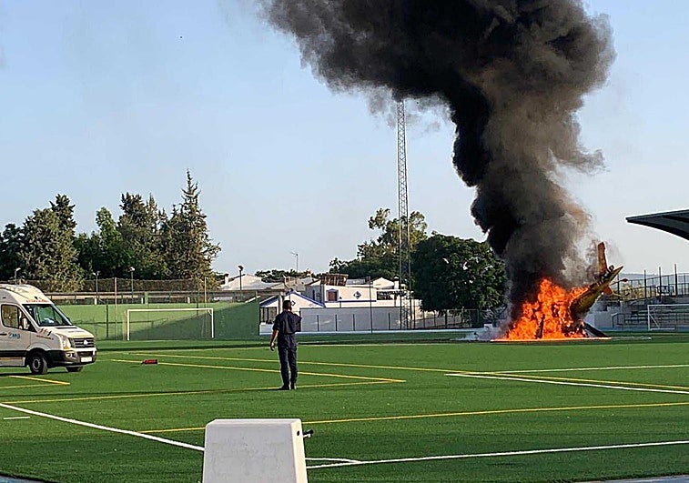 Helicóptero del 061 que se incendió este sábado en el campo de fútbol de Cabra